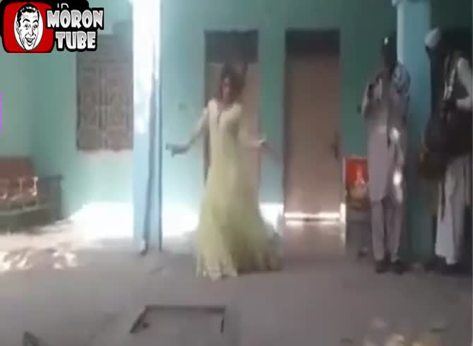 Video :Pakistan - A dancer at a wedding was unintentionally shot dead